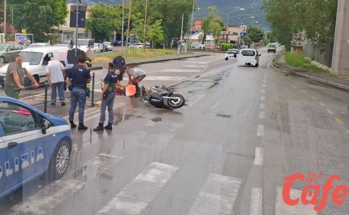 Scooterista a terra sul manto bagnato: caduta autonoma improvvisa a Domio