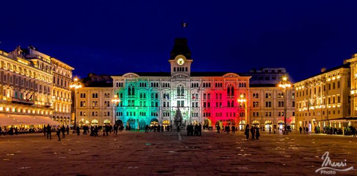 Piazza Unità, il Municipio si illumina con il Tricolore per la Giornata dell'Unità Nazionale