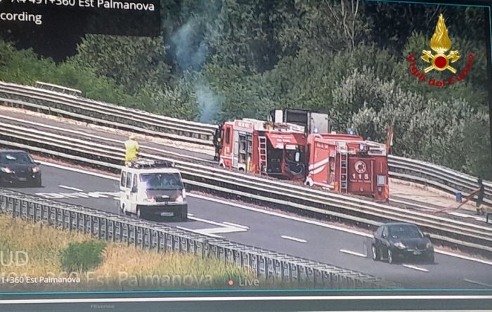 Camion frigorifero in fiamme sull’A4: intervento dei Vigili del Fuoco a Palmanova