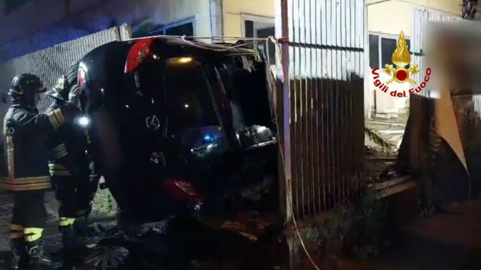 Via Caboto, perde il controllo dell'auto uscendo di strada: si incastra adagiandosi sul fianco (VIDEO)