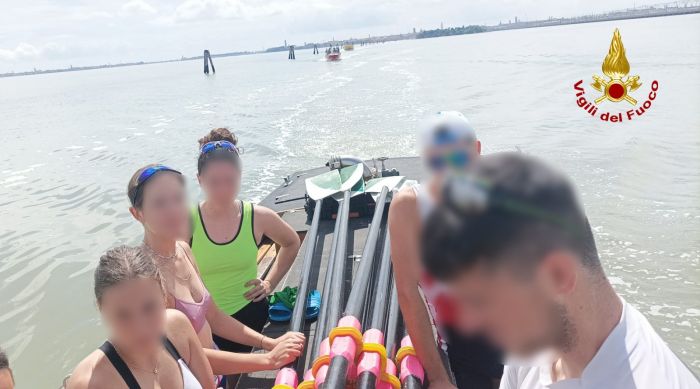 Venezia, barca a remi si rovescia, nove persone in acqua soccorse dai vigili del fuoco