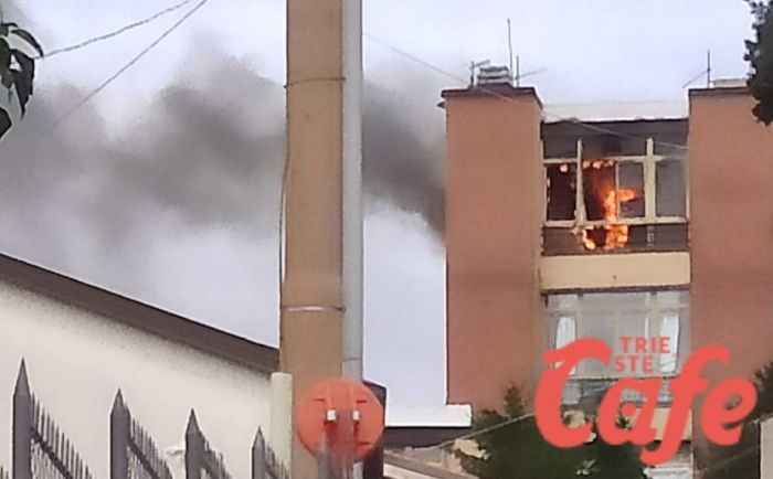 Incendio in via Bonomea: strada chiusa al traffico