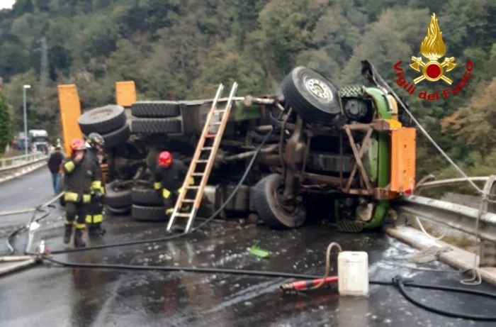 Tragedia in Fvg: camion si ribalta sul fianco e prende fuoco: deceduto il camionista 