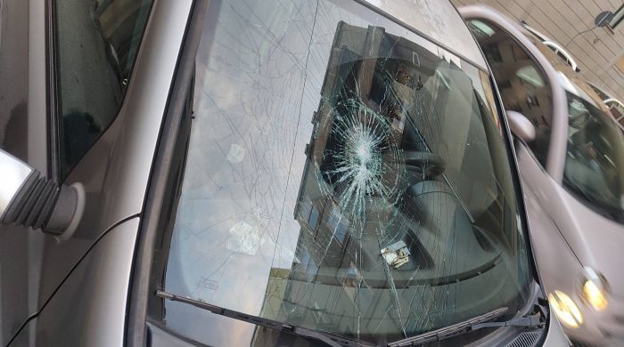 Natale a vetri rotti: auto devastata in via dei Giuliani, festa trasformata in incubo: appello social