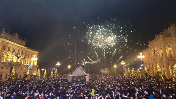 Trieste accende la notte, diecimila cuori in piazza Unità per l’arrivo del 2026