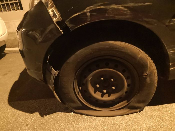 Via Volta, “Ho sentito botto nella notte, poi ho trovato auto distrutta”: triestina cerca testimoni