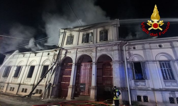 Incendio a Gorizia, Vigili del fuoco in azione da 8 ore per domare le fiamme in un edificio dismesso