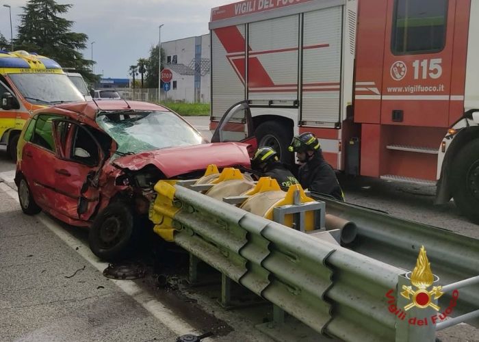 Tragico incidente a Mirano: scontro tra auto e pullman, morto sul colpo un 83enne