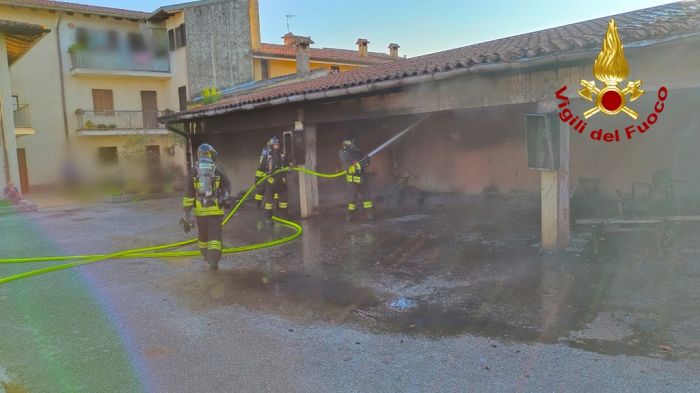 Incendio del tetto di un sottoportico annesso ad un abitazione ad Aiello del Friuli (VIDEO)