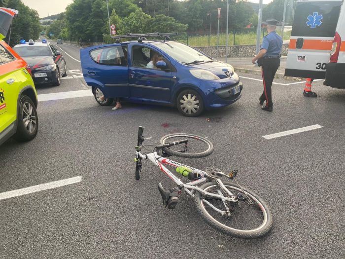 Padriciano, investe un ciclista ripartendo dallo stop 