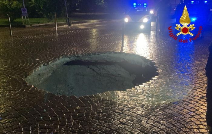 Gorizia, aperta una maxi voragine in pieno centro città