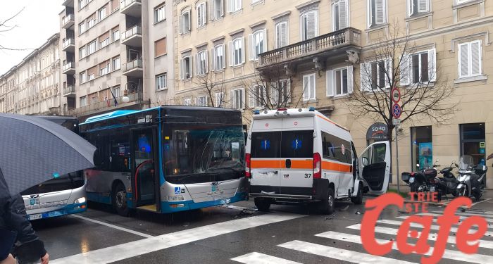 Via Battisti: auto contro ambulanza in corsa, il caos coinvolge anche un bus (FOTO)