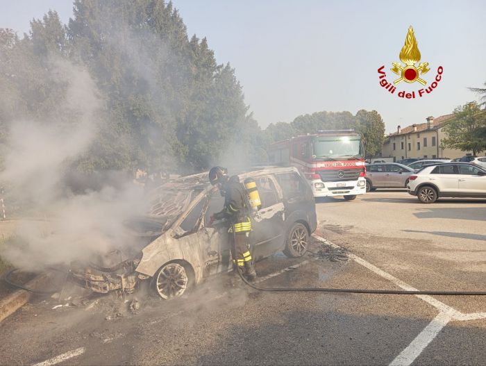 Veneto, auto in fiamme nel parcheggio dell’ex ospedale: danneggiata anche una Tesla