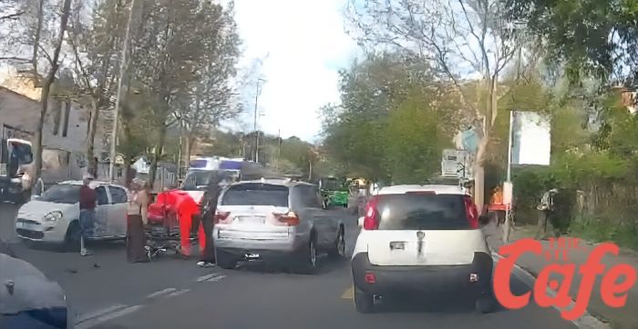 Scontro a tre veicoli in via Flavia: motociclista ferita dopo un sorpasso, caos viabilità