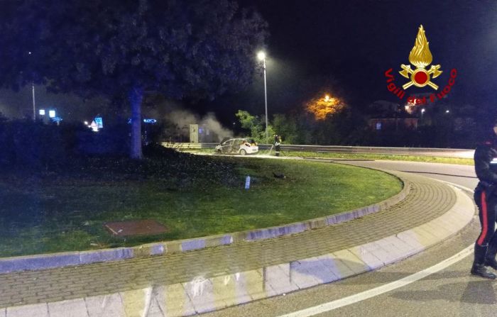 Veneto: schianto in rotatoria e auto in fiamme, ma la conducente riesce a fuggire illesa