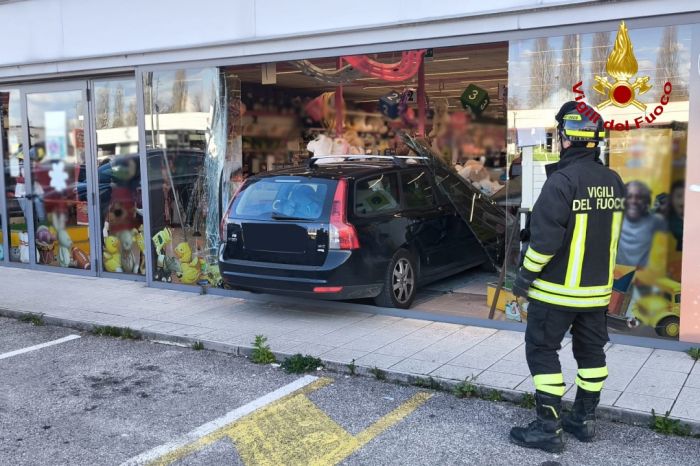 Paura in Fvg: auto sfonda la vetrina di un negozio di giocattoli, nessun ferito