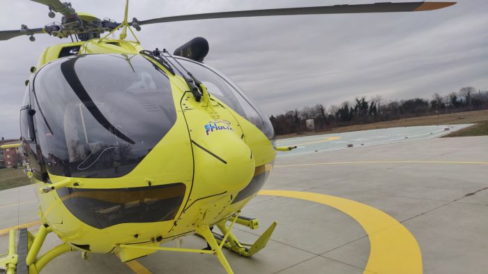 Fvg, scontro auto- 3 bici: persona elitrasportata in codice rosso a Cattinara 