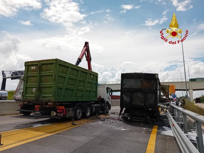 A4, incendio di un semirimorchio: intervento dei vigili del fuoco