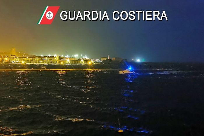 Maltempo a Trieste, Molo Audace gremito! Guardia Costiera fa allontanare tutti  