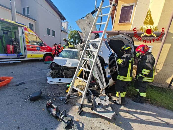 Fvg, auto si ribalta contro un’abitazione: salvati due feriti dall’abitacolo