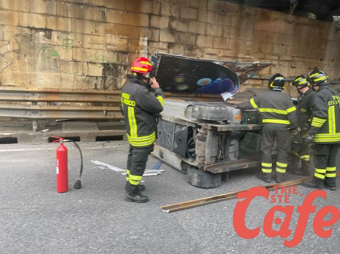 Viale Miramare, camion perde il carico: disagi al traffico (FOTO)