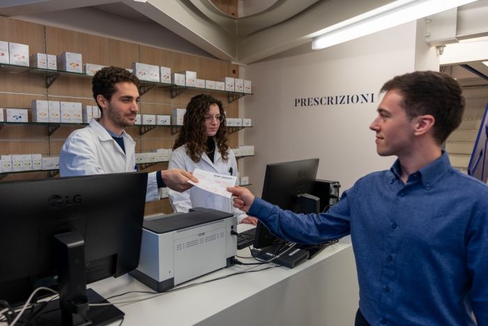 Inaugurato il laboratorio di “Farmacia Simulata” UniTS nell’élite italiana della didattica in ambito farmaceutico (VIDEO-SERVIZIO)