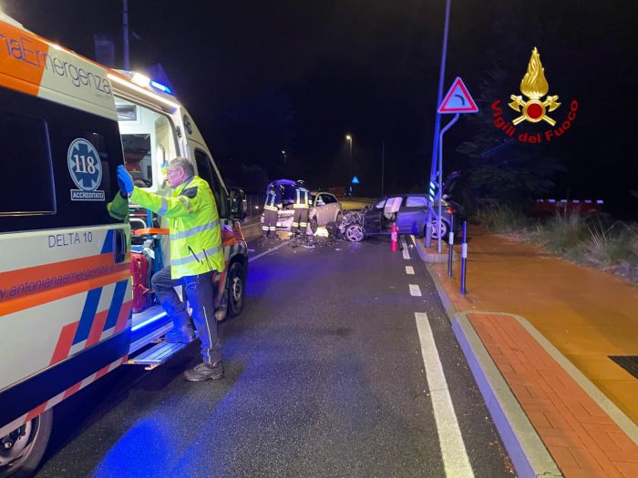 Scontro nella notte tra due camion in A4