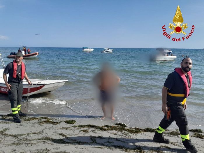 Si infortuna cadendo da una barca a Grado 