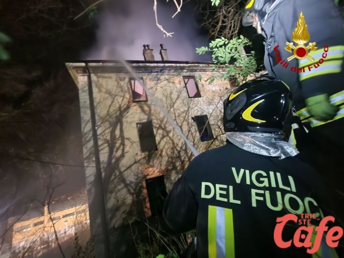 Trieste, incendio in un edificio abbandonato in vicolo Ospedale Militare: vigili del fuoco in azione (FOTO-VIDEO)