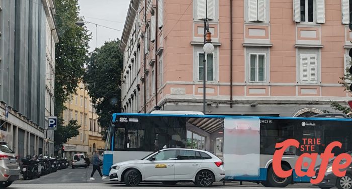 Incidente in via Battisti, taxi contro bus: rallentamenti in centro