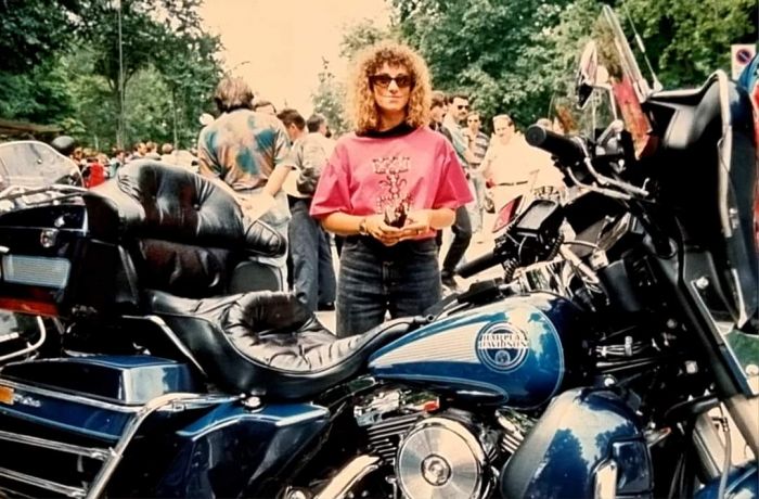 Una finestra sul passato: l'amata Liliana Resinovich radiosa in un raduno di moto degli anni '80