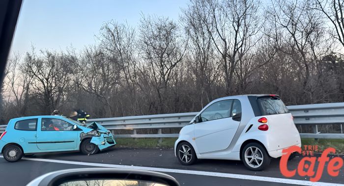 Schianto in superstrada: auto distrutta dopo Prosecco, un ferito trasportato a Cattinara