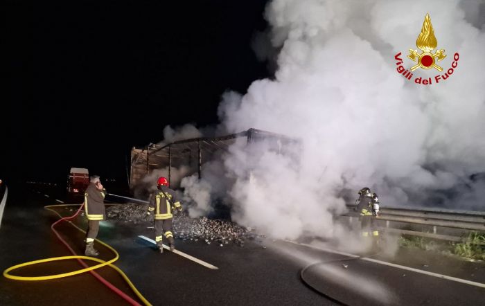 Nella notte incendio di un semirimorchio in A4, 5 ore di intervento dei vigili del fuoco