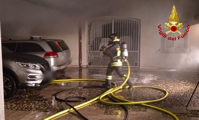 Incendio sotto un porticato in Fvg: Vigili del Fuoco domano le fiamme e salvano il tetto in legno