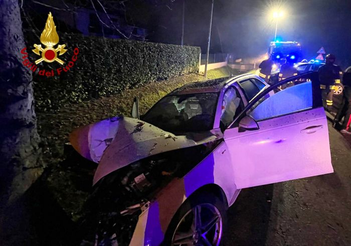Santa Maria di Sala, auto contro un platano: feriti tre ragazzi