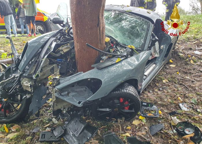 Veneto: Giovane si schianta contro un albero, gravemente ferito 