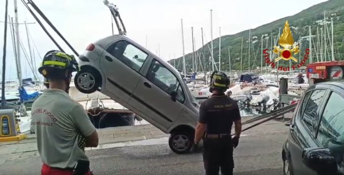 Auto finisce in mare a Grignano, operazione di recupero a pochi passi dalla Riserva di Miramare (VIDEO)