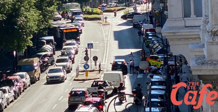 Pedone investito sulle strisce, traffico in tilt in via Giulia (VIDEO)