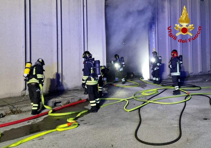 Incendio in un Capannone Dismesso in Via Malaspina: Intervento Nella Notte dei Vigili del Fuoco