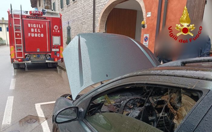 Auto in fiamme in Fvg: donna si ustiona tentando di spegnere l’incendio