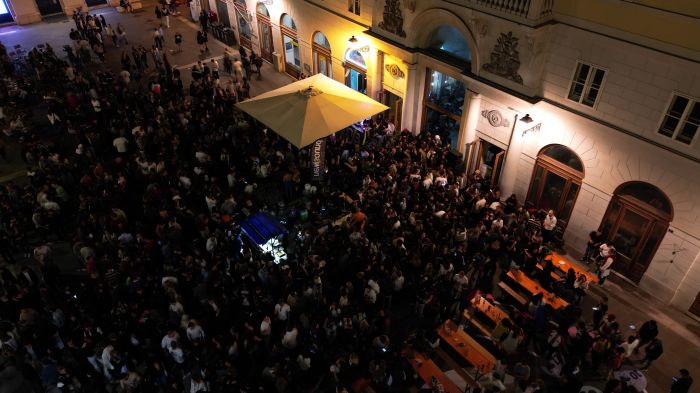 Fantastico sabato sera/notte in centro a Trieste: in migliaia in centro tra balli e divertimento" (VIDEO)