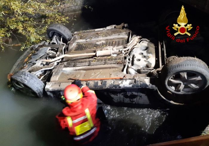 Fvg, auto finisce cappottata in un canale: conducente illeso, cane salvato dai Vigili del fuoco