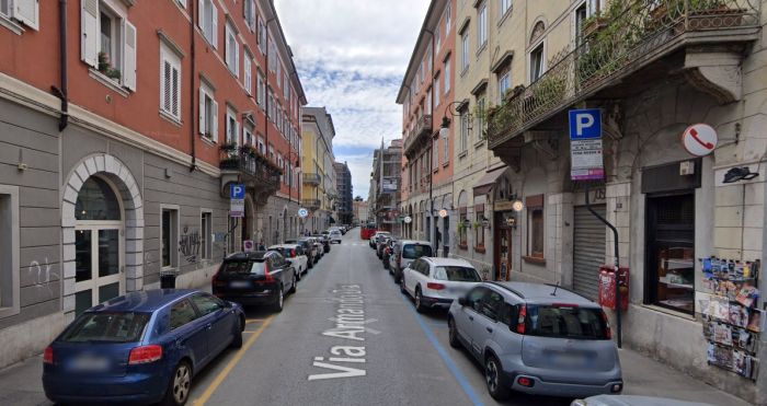 Via Diaz, prima la richiesta di acquisto casa, poi il terrore: anziana derubata