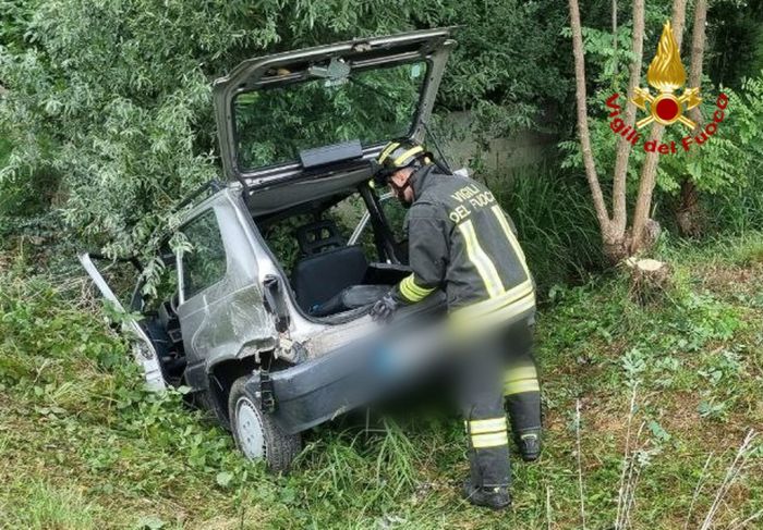 Fvg, perde il controllo dell'auto rimanendovi incastrato al suo interno 