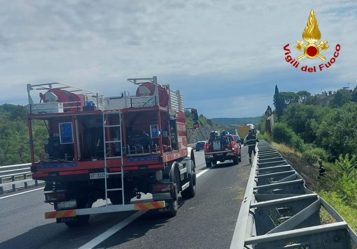 Fiamme lungo l’A4 tra Duino e Sistiana: incendio di sterpaglie domato dai Vigili del Fuoco (VIDEO)