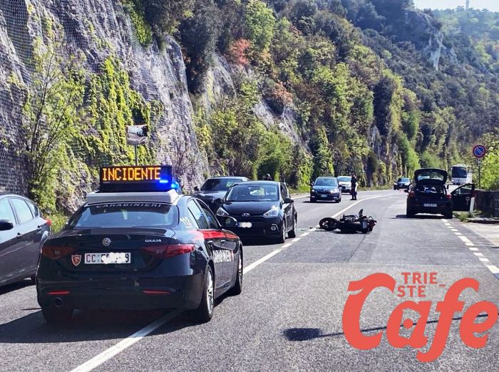 Costiera, scontro auto-moto: donna incinta condotta precauzionalmente all'ospedale