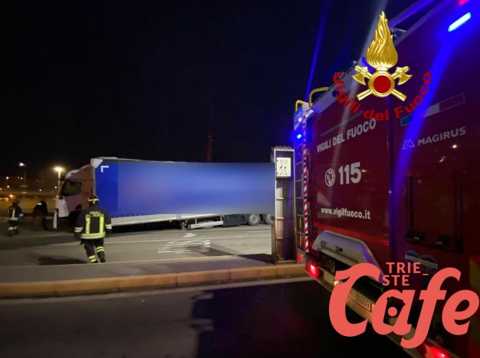 Punto Franco Nuovo, camion perde autonomamente il proprio rimorchio (FOTO)