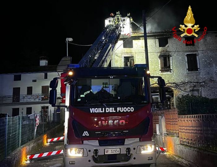 Fvg, incendio notturno di un' abitazione disabitata con annessa legnaia