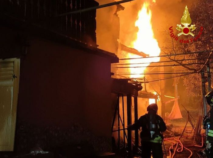 Incendio a Crogole, due intossicati all'ospedale: operazioni di spegnimento in corso (VIDEO)