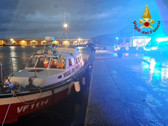 Giovane 20enne in mare durante 'festa', non riemerge: ricerche ancora  in corso